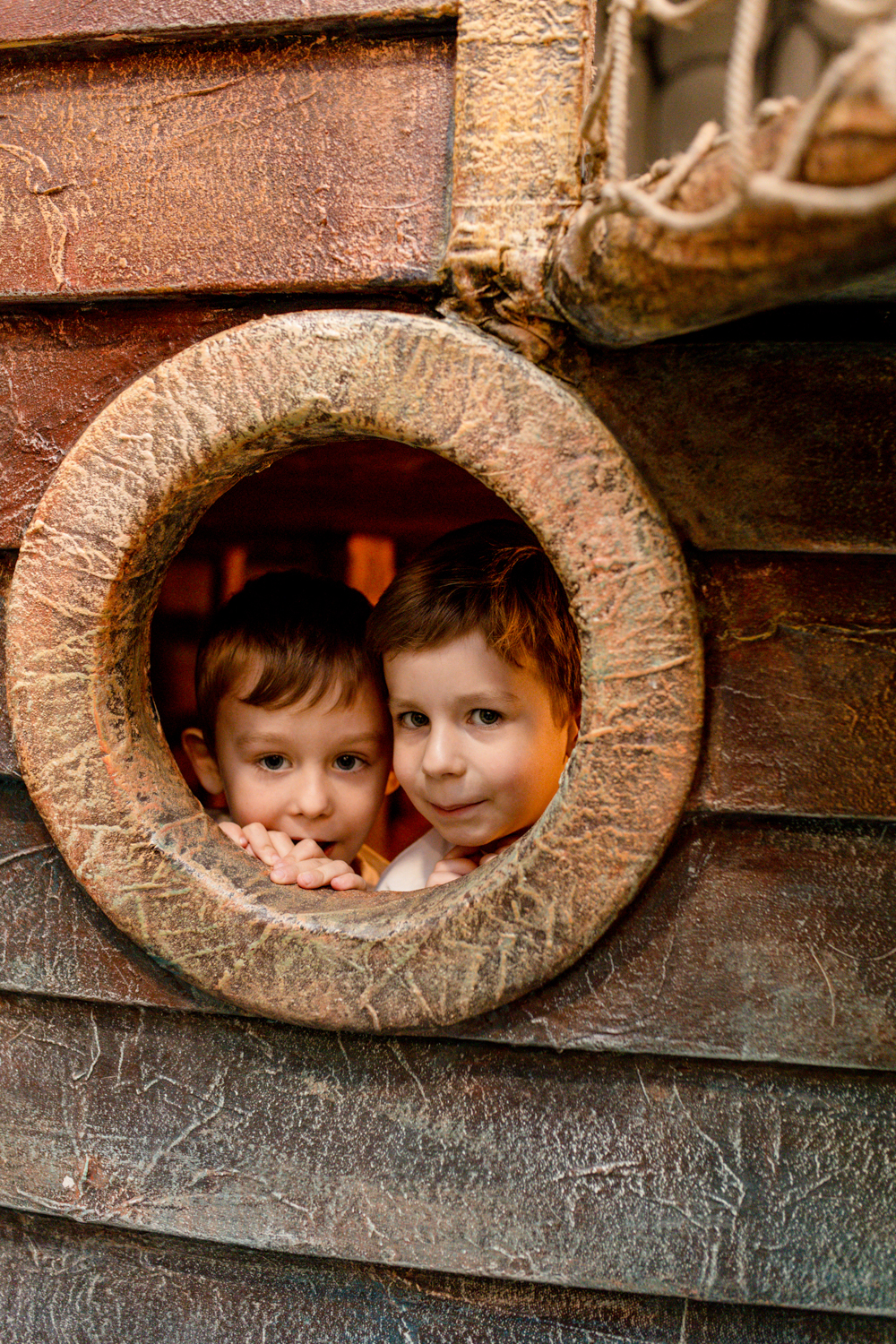 Dva dečaka na dečijem rođendanu